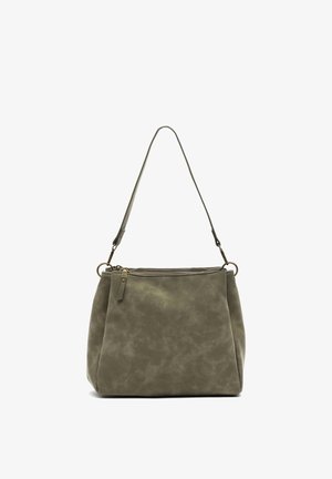 Olivgrön läderhandväska med en mjuk, texturerad yta. Har en dragkedjestängning, justerbar rem och detaljer i guld.