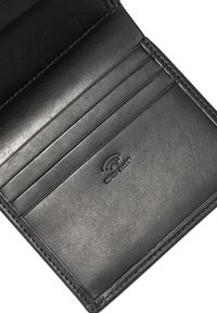 Czarny skórzany portfel z wieloma miejscami na karty, gładką teksturą i wytłoczonym logo zabezpieczającym RFID. Szczegóły przeszycia widoczne na krawędziach.