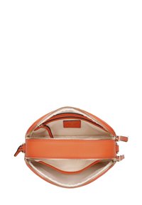 Orange Ledertasche mit Reißverschluss, glatte Textur und Innenfächer. Innenfutter aus leichtem Stoff. Markenlabel sichtbar.