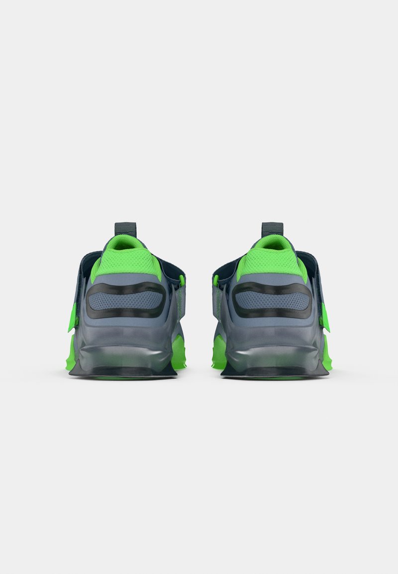 Nike Performance SAVALEOS - Sportovní boty - grey/light green