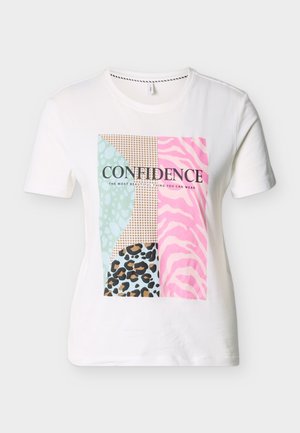 Hvid t-shirt med korte ærmer med et flerfarvet dyreprint og ordet "TRO PÅ DIG SELV" i sort tekst tværs over brystet.