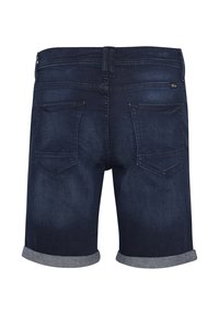 Sötét farmer rövidnadrágok felhajtott szegéllyel, két hátsó zsebbel és szabványos derékpánttal, enyhén kifakult hatással. Simák a textúrájuk, hétköznapi stílusúak.