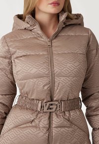 Guess SELINE LOGO MIDI PUF - Žieminis paltas - braun