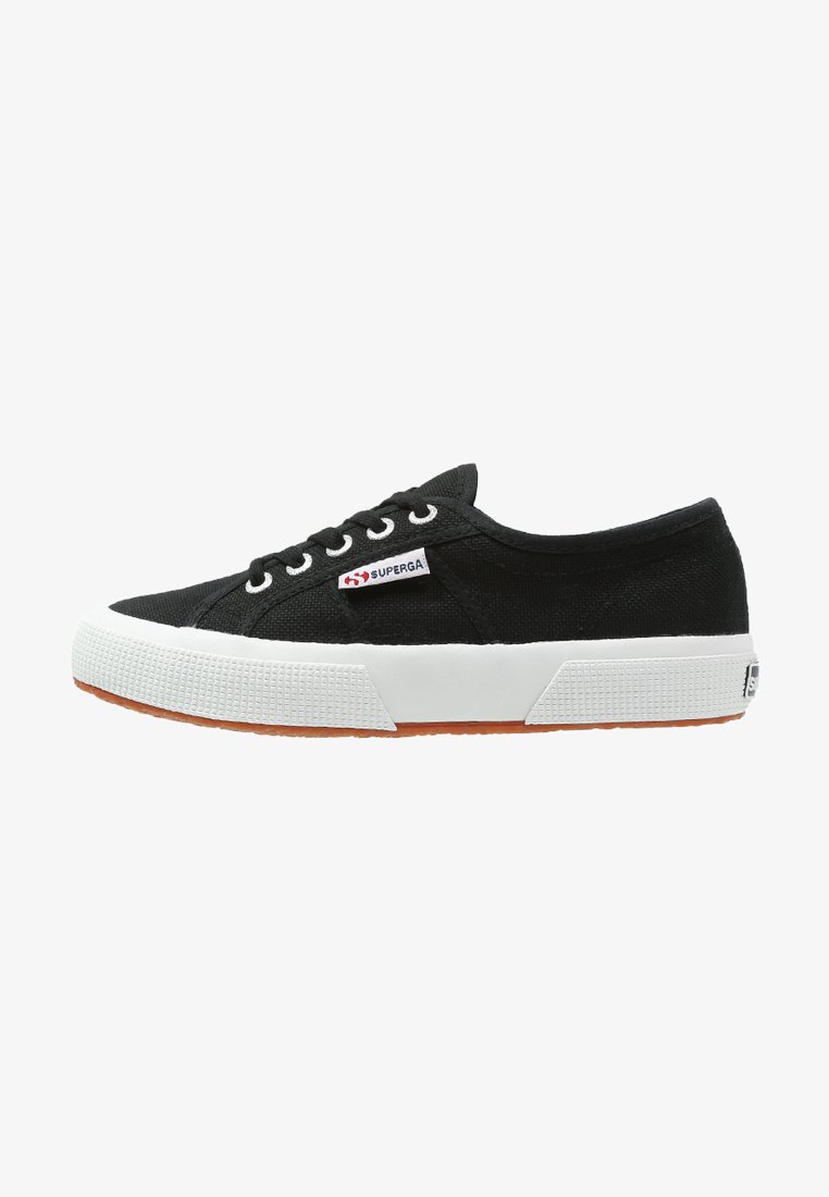 Svart lerrets sneakers med hvit gummisåle og brun gummiyttersåle. Har rund tå, snøring og liten logoplate på siden.
