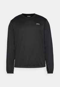 Svart långärmad sweatshirt med rund halsringning, elastiska ärmslut och en liten vit logotyp på övre vänstra bröstet. Slät textur.