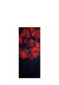 Design floreale rosso su sfondo scuro, con petali grandi e dettagli intricati, incorniciato da una sottile cornice rossa. Superficie di tessuto texture.