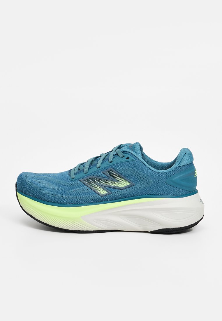 Zapatilla de running New Balance azul con suela blanca y verde clara, cierre de cordones y logo en el lateral, mostrada en perfil lateral sobre fondo blanco.