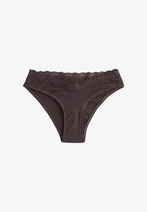 Lenjerie underwear de tip bikini maro pentru femei, cu margine din dantelă în valuri de-a lungul taliei, pe un fundal alb.