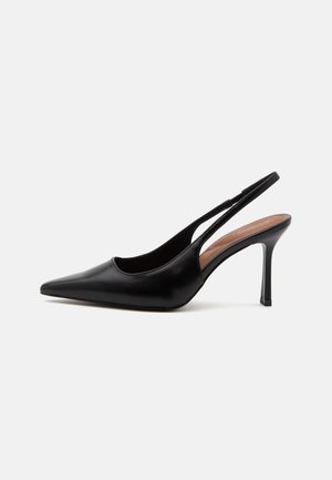 Zapato slingback de tacón alto de piel negra con punta afilada, tacón fino tipo stiletto y tira trasera abierta sobre fondo blanco.