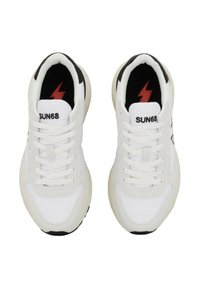 Scarpe sportive bianche con una texture liscia, dettagli neri e un logo a forma di fulmine rosso. Dotate di lacci e pannelli in tessuto traspirante.