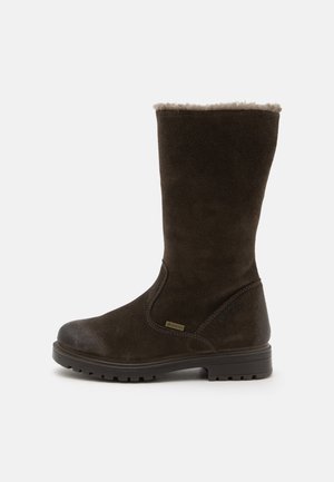 Botte en daim marron foncé mi-mollet avec semelle en caoutchouc noir et doublure en peau lainée beige clair visible sur le bord supérieur.