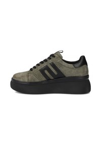 Zielone zamszowe sneakersy z czarnymi skórzanymi akcentami, okrągłym noskiem, czarnymi sznurowadłami i grubą fakturowaną podeszwą. Posiadają charakterystyczny element wzorniczy po boku.