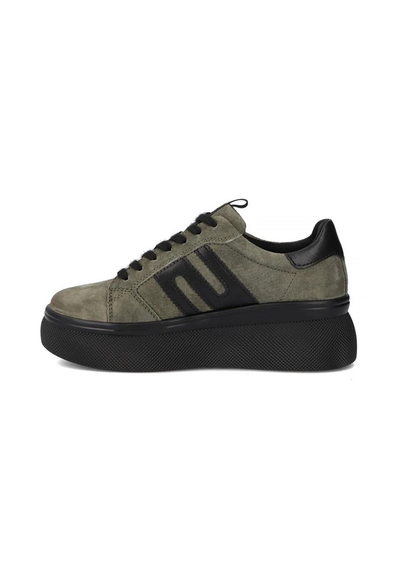 Zielone zamszowe sneakersy z czarnymi skórzanymi akcentami, okrągłym noskiem, czarnymi sznurowadłami i grubą fakturowaną podeszwą. Posiadają charakterystyczny element wzorniczy po boku.