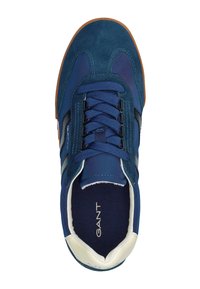 Blauer Sportschuh aus einer Kombination von Wildleder und Textilmaterialien, runde Zehenpartie, Schnürsenkel und eine Gummisohle mit kontrastierenden Akzenten.