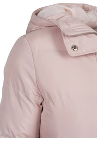 Ljusrosa vadderad jacka med dragkedja och tryckknapp i kragen, med quiltad design och mjuk tygstruktur.