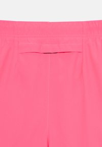 Nike Performance CHALLENGER UNISEX - Pantalón corto de deporte - hyper pink/black