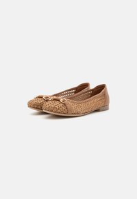 Bruna vävda ballerinas med en kurvad form, featuring en slät läderdetalj, guldfärgad detaljer på tån och en låg sula.