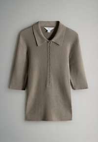 Polo marrone a coste in maglia con maniche corte, collo con risvolto e patta con bottoni sul davanti. Tessuto liscio e vestibilità rilassata.