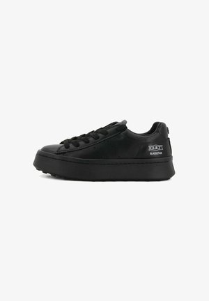 Sneaker in pelle nera con suola piatta chunky, design con lacci, perforazioni sottili sui lati e logo sul tallone.