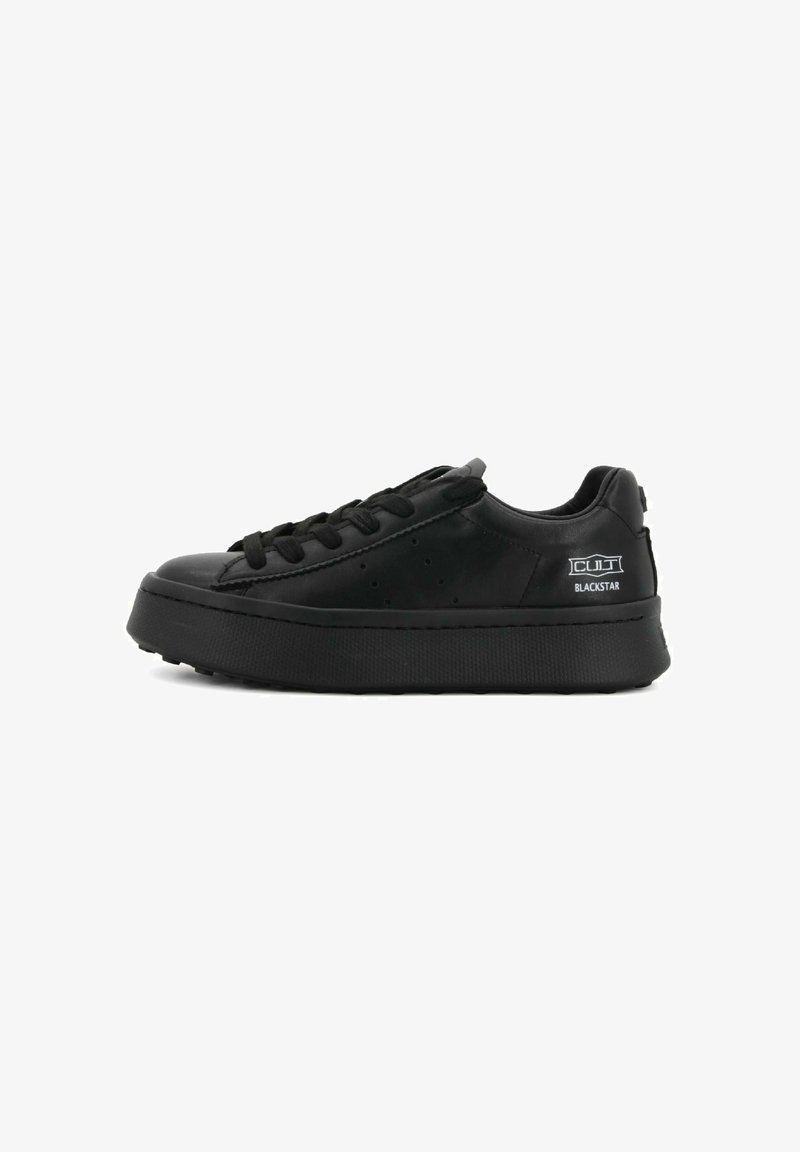 Sneaker in pelle nera con suola piatta chunky, design con lacci, perforazioni sottili sui lati e logo sul tallone.