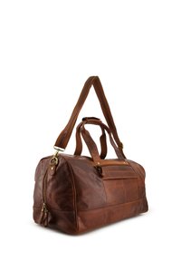 Braune Leder-Reisetasche mit Reißverschluss, zwei oberen Griffen und verstellbarem Schultergurt. Mit einer Vordertasche und sanfter Textur.