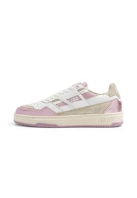 Baskets blanches avec des accents en suède rose et beige, fermeture à lacets, semelle rembourrée et marquage "CAVAL" sur la partie latérale.