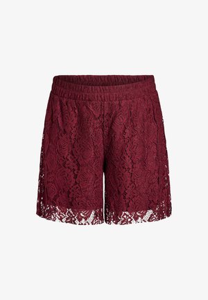 Shorts de encaje burdeos con cintura elástica, con patrones florales y dobladillo ondulado, que muestran una intrincada textura de encaje.