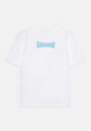 T-shirt blanc à manches courtes avec texte bleu en style bulles "BARROW" centré sur la poitrine.