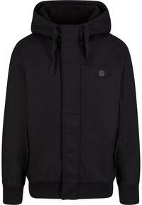 Chaqueta con capucha negra, con cierre delantero, forro interior de felpa, bolsillos laterales, puños acanalados y un pequeño parche con logo en el pecho.