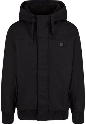 Chaqueta con capucha negra, con cierre delantero, forro interior de felpa, bolsillos laterales, puños acanalados y un pequeño parche con logo en el pecho.