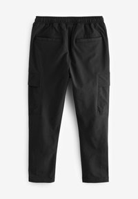 Zwarte cargobroek met een elastische tailleband, twee zijzakken en twee achterzakken. De stof lijkt glad met een matte afwerking.
