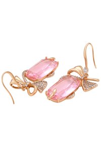 Orecchini con pietre preziose rosa presentano un taglio rettangolare, accenti in metallo tono oro e piccole pietre trasparenti disposte a forma di fiocco. Eleganti e dettagliati.