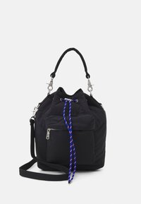 Czarna nylonowa torba-bucket z przednią kieszenią na zamek, niebieskim i czerwonym zapięciem sznurkiem, górną rączką oraz odczepianym długim paskiem na ramię.
