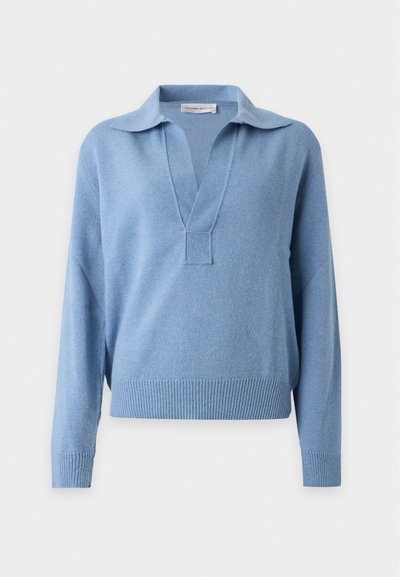 Pull en maille bleu clair à manches longues avec un col décontracté et un profond décolleté en V, poignets et ourlet côtelés sur un fond uni.