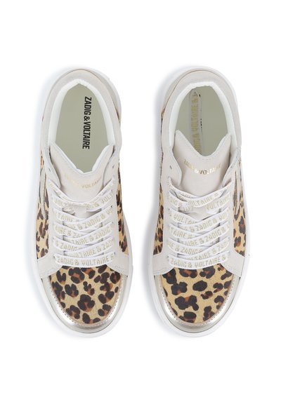 Sneaker im Leopardenmuster mit beigem Wildleder und metallischen Silberakzenten. Weiße Schnürsenkel mit wiederholtem Textdetail und einem gepolsterten Innenbereich.