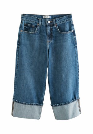 Shorts en denim taille large de couleur bleu foncé, avec des ourlets retroussés, des poches avant et arrière, et du matériel de couleur cuivrée visible à la taille.