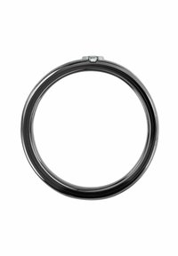 Anello in metallo nero con finitura lucida, forma circolare e un piccolo dettaglio in argento sulla parte superiore, adatto a vari utilizzi.