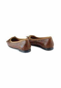 Zapatos planos marrones hechos de un material texturizado con un patrón de piel de serpiente. Presentan un ribete en tono marrón claro y una suela de goma negra. Sin hardware visible.
