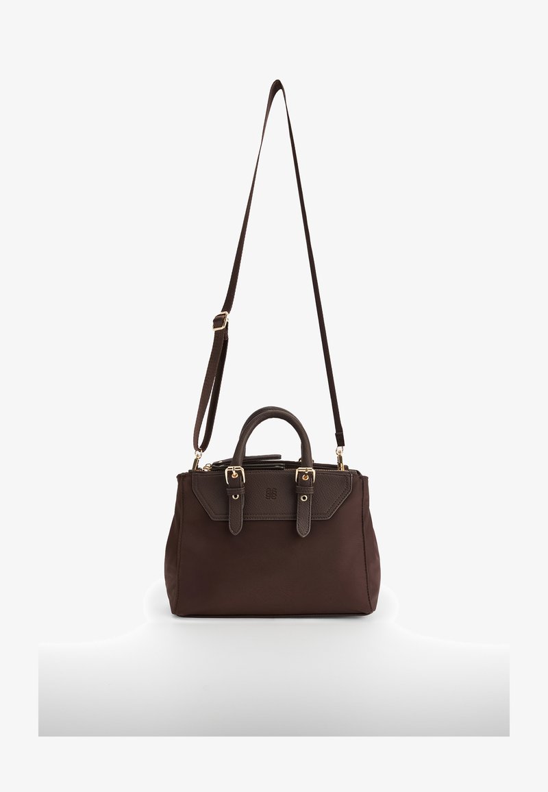 Bruine synthetische handtas met dubbele handvatten en verstelbare schouderriem, voorzien van hardware in goudkleur en textuuraccenten op het klepje.