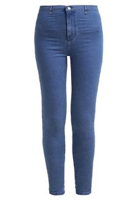 Vaqueros ajustados de denim azul, con una cintura alta, diseño de cinco bolsillos y cierre frontal con botón. Textura suave con un ligero deslavado.