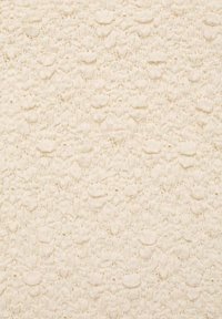 Tissu texturé couleur crème avec un motif floral en relief, présentant des regroupements de détails semblables à de la dentelle. Design doux et complexe.