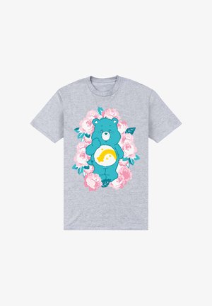 Szara bawełniana koszulka z graficznym nadrukiem niebieskiego misia otoczonego różowymi różami, z żółtym i białym wzorem na brzuchu misia.