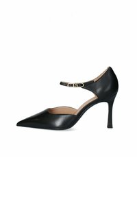 Scarpa nera in pelle con tacco alto e punta affusolata, cinturino alla caviglia con fibbia dorata, design elegante e tacco sottile. Texture liscia.