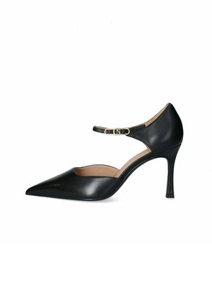Scarpa nera in pelle con tacco alto e punta affusolata, cinturino alla caviglia con fibbia dorata, design elegante e tacco sottile. Texture liscia.