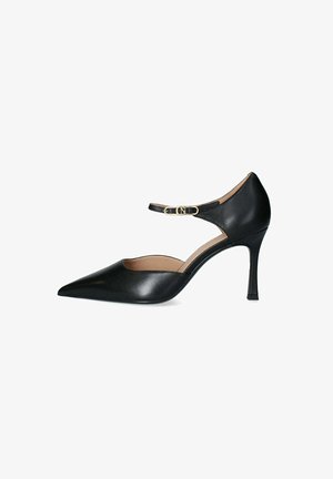 Scarpa nera in pelle con tacco alto e punta affusolata, cinturino alla caviglia con fibbia dorata, design elegante e tacco sottile. Texture liscia.
