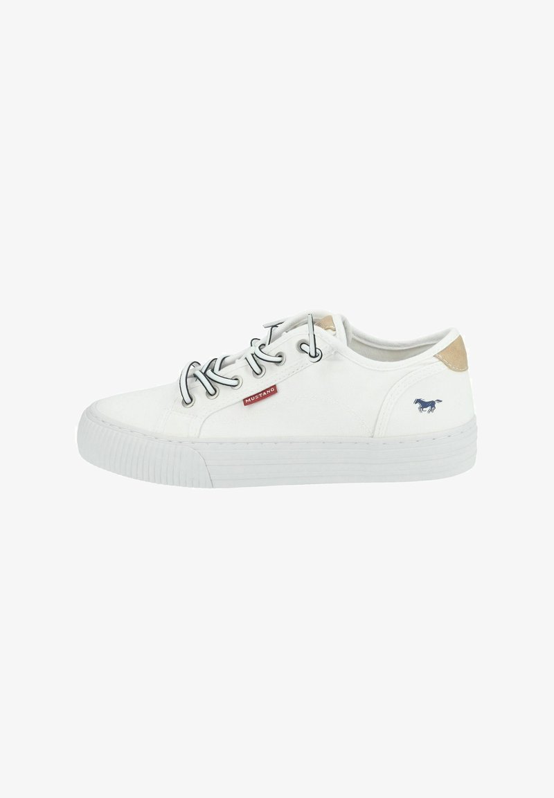Sneaker bianca in tela con suola in gomma testurizzata, occhielli argentati, accento beige sul tallone e logo di un cavallo blu sul lato.