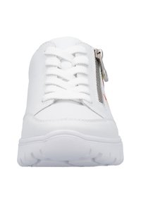 Weißer Sneaker mit strukturiertem Synthetik-Obermaterial, ausgestattet mit weißen Schnürsenkeln und einem seitlichen Reißverschlussakzent. Runde Zehenpartie und gepolsterte Sohle für Komfort.