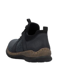 Schwarzer Freizeitschuh mit strukturiertem Finish, runder Zehenpartie und kontrastierender Sohle. Die Ferse ist leicht gepolstert und verfügt über ein Logo-Detail.