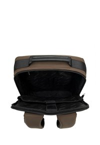 Borsa per laptop con una superficie esterna marrone e cerniere nere. L'interno è foderato con un motivo nero e presenta scomparti per l'organizzazione.