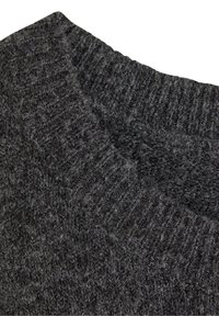 Ciemnoszary sweter dzianinowy z prążkowanym dekoltem i teksturowanym ciałem. Tkanina wydaje się miękka i lekko puszysta. Brak wyraźnych wzorów.